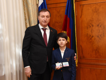 Юный школьник по приглашению Заура Аскендерова попробовал себя в роли депутата