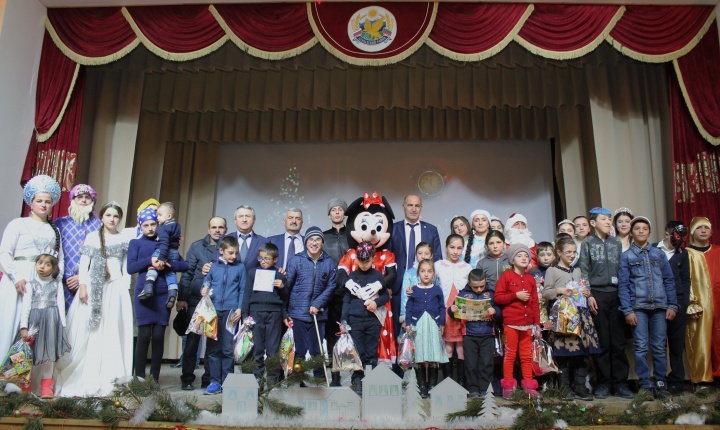 Новогодний утренник для детей-инвалидов прошел в Хунзахском районе. (26.12.2018)