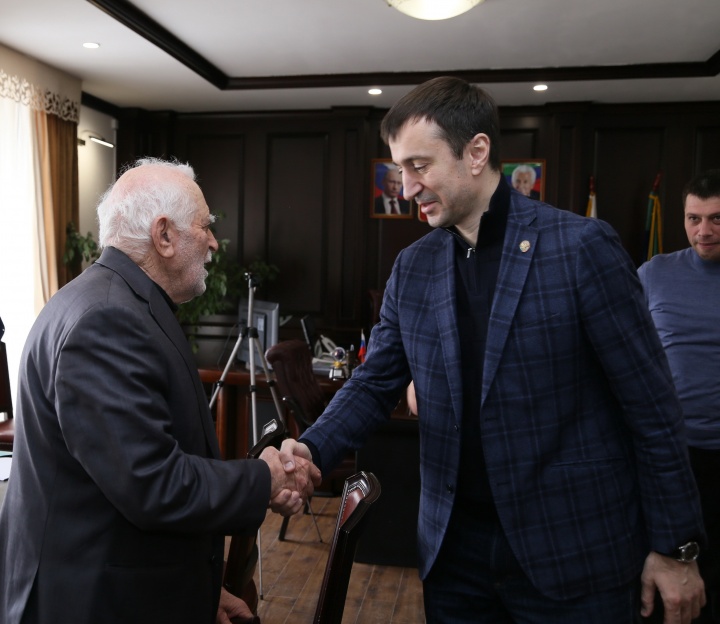 30 марта министр экономики и территориального развития РД Осман Хасбулатов провёл приём граждан в Хунзахском районе (30.03.2019)