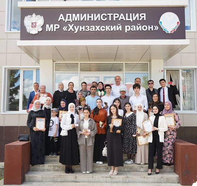 Нурмагомед Задиев вручил медали лучшим выпускникам района