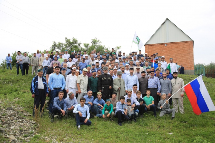 Джамаат Хунзахского района посетили зиярат Ахбердил Мухаммеда в Чечне
