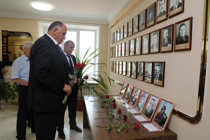 Абдулмуслим Абдулмуслимов почтил память уроженцев Хунзахского района, погибших в ходе СВО на Украине
