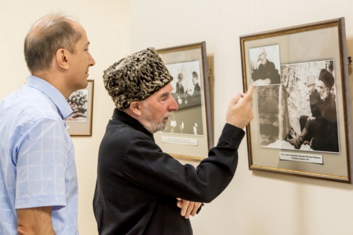 Фотовыставка к юбилею поэта Гамзата Цадасы открылась в Театре поэзии Дагестана