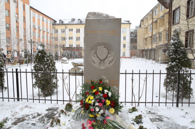 Памятник медицинским работникам открыли в столице Дагестана 