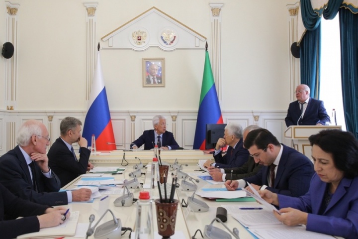 Рабочее совещание с руководителями органов законодательной, исполнительной и муниципальной власти республики провел Глава Дагестана.