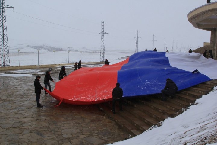 Молодежь района развернула Российский флаг