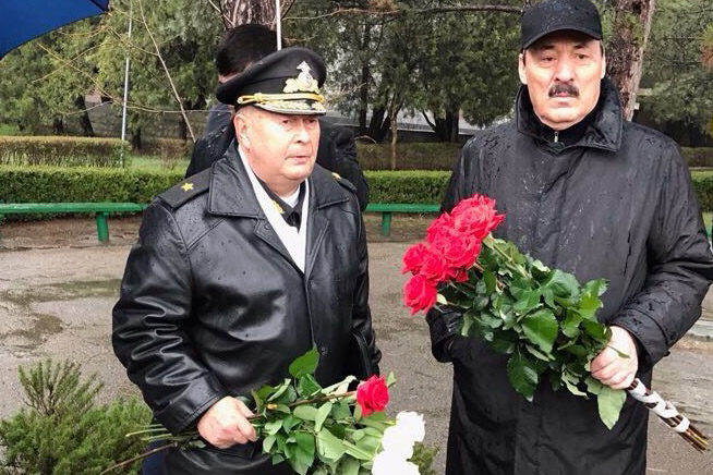 Глава Дагестана почтил память героев обороны и освобождения Севастополя