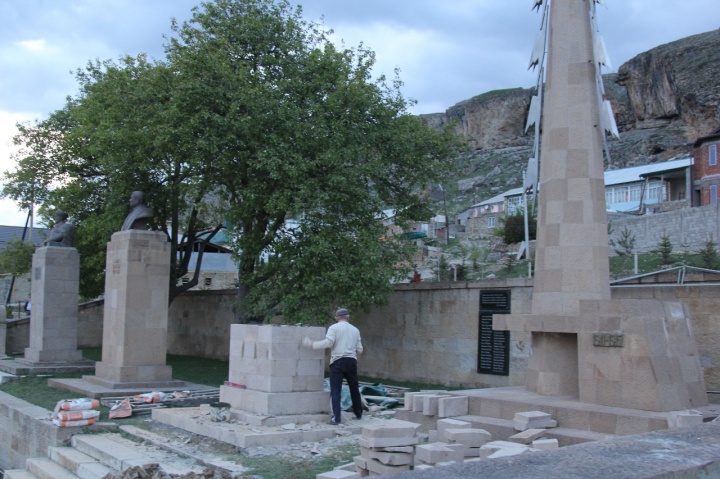Завершается строительство памятника академику Гаджи Гамзатову