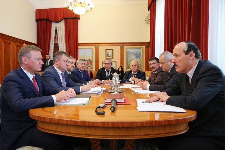 Глава Дагестана провел в Махачкале встречу с руководителем Федерального дорожного агентства