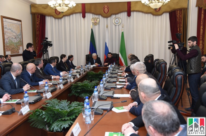 Дагестанская делегация во главе с Председателем Народного Собрания Республики Дагестан Хизри Шихсаидовым прибыла в Грозный.