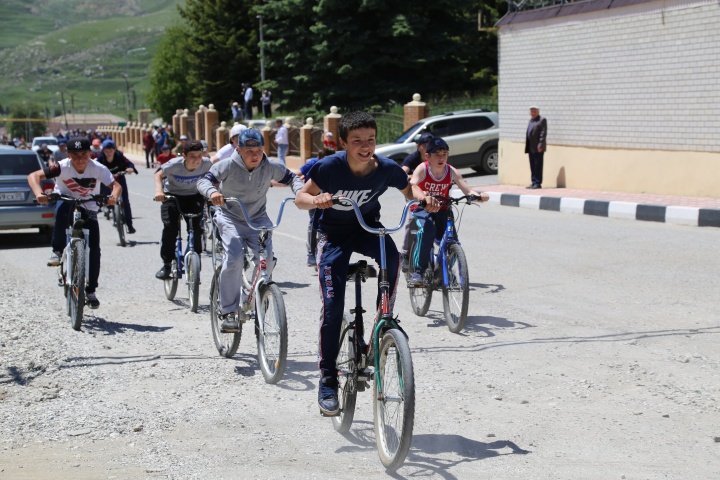 В День защиты детей юные жители Хунзахского района участвовали в велогонке