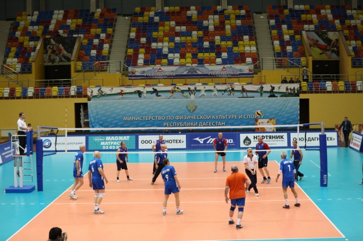 Новогодний турнир по волейболу среди команд ветеранов проходит в Каспийске