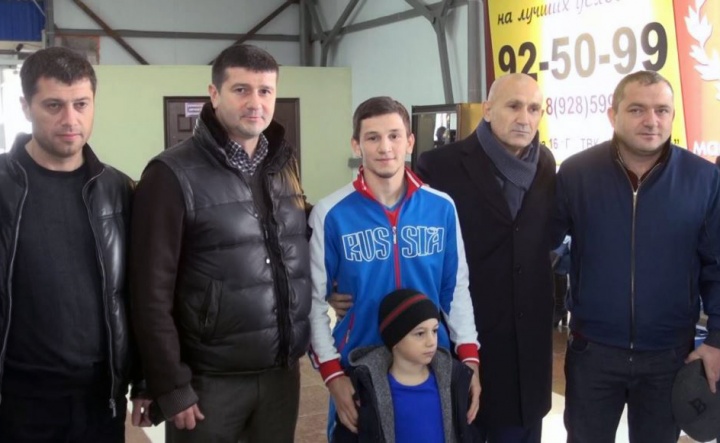 Чемпиона Европы среди молодежи по дзюдо Гамзата Заирбекова встретили в аэропорту Махачкалы