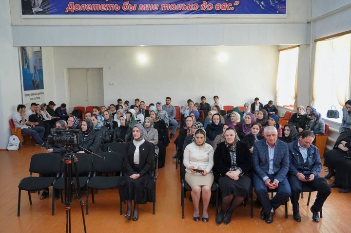 Жителям Хунзахского района рассказали о целях спецоперация на Украине