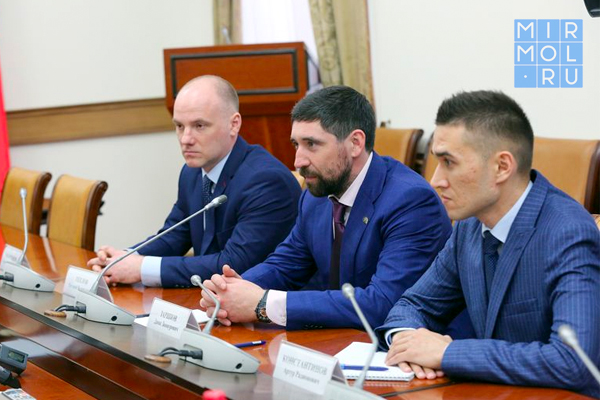 Председатель Правительства Дагестана Артём Здунов встретился с делегацией хоккейной команды «Ак Барс»