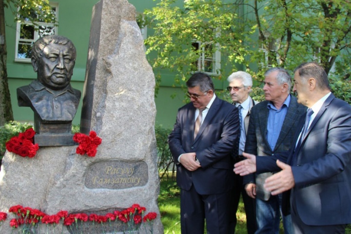 Память Расула Гамзатова почтили в Санкт-Петербурге