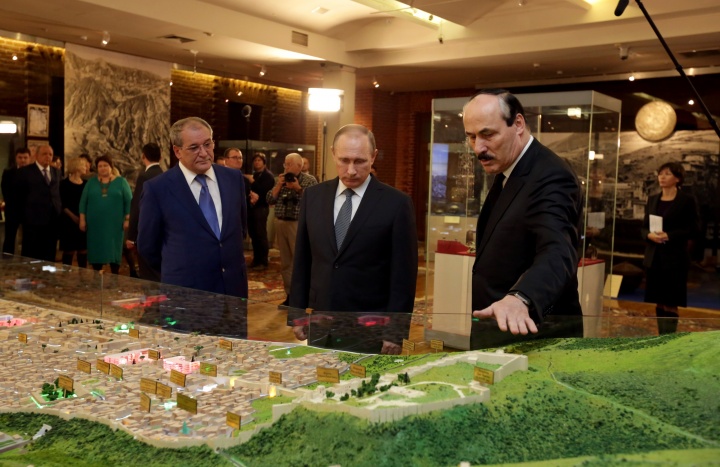 Владимир Путин посетил открывшуюся сегодня в Москве выставку «Дербент, Дагестан, Россия»