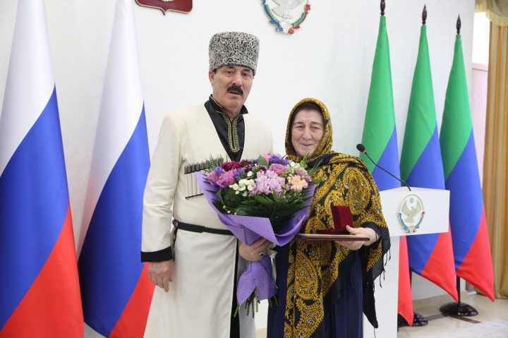 Поэтесса Залму Батирова отмечена высокой наградой Республики Дагестан