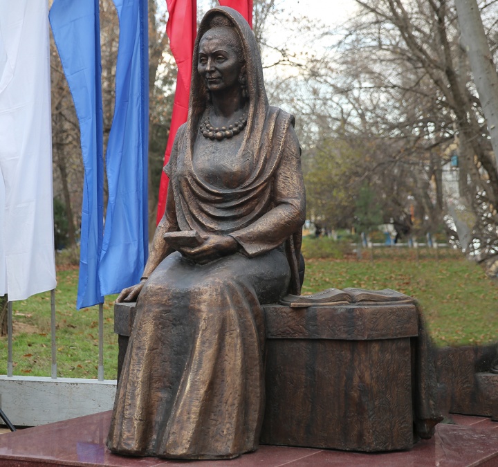 Памятник народной поэтессе Дагестана Фазу Алиевой открыли в Махачкале