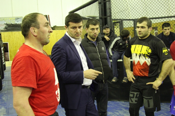 В бойцовском клубе с. Арани проходят спортивные тренировки под руководством известного бойца смешанных единоборств Эльдара Эльдарова