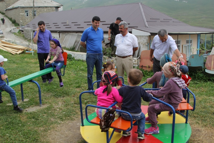 В двух селах района обустроили детские площадки