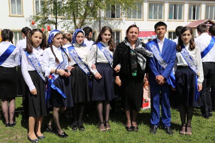 Глава Хунзахского района поздравил выпускников с окончанием школы