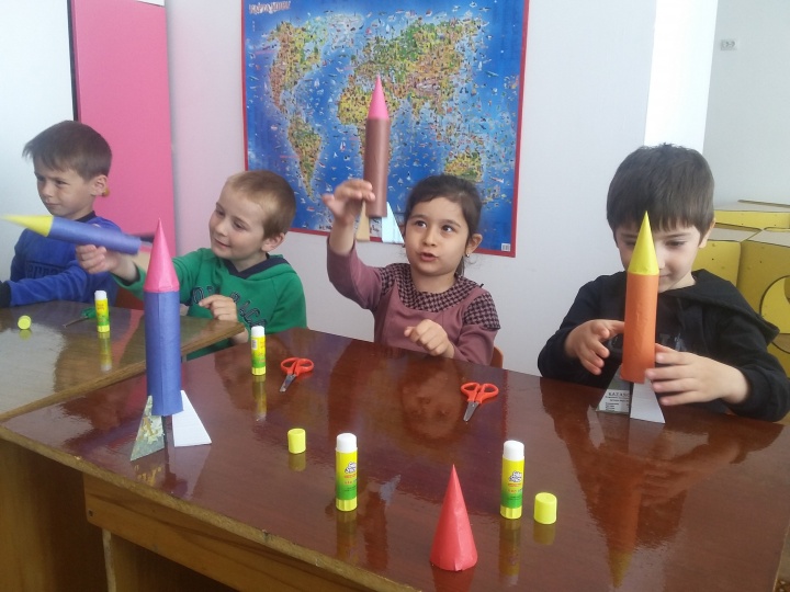 Макеты «космических ракет» ко Дню космонавтики изготовили воспитанники Гоцатлинского детсада