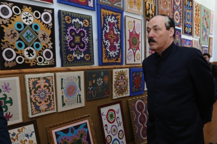Глава Дагестана Рамазан Абдулатипов посетил выставку кайтагской вышивки в селе Маджалис