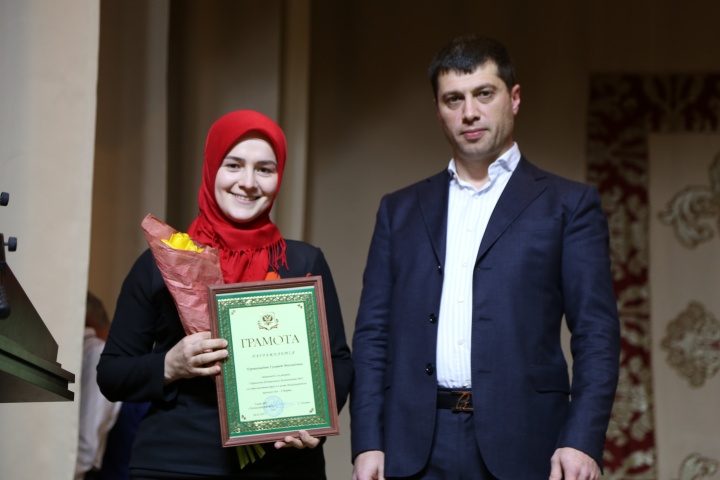 Замглавы Хунзахского района Шамиль Аммаев поздравил женщин города с наступающим 8 Марта