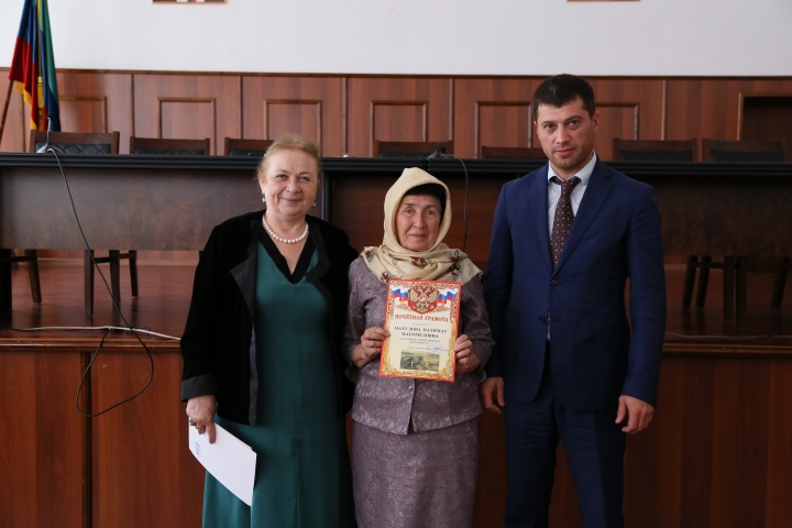 Раисат Османова вручила членам Общественной палаты Хунзахского района почетные грамоты