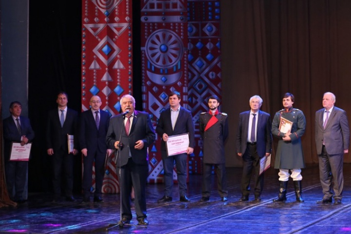 Глава Дагестана принял решение об учреждении премий победителям и лауреатам фестиваля «Воспевшие Дагестан»