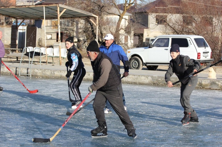 Жители Хунзахского района осваивают хоккей
