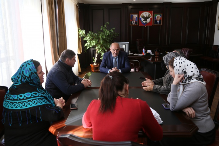 И.о. главы МР «Хунзахский район» Нурмагомед Задиев провел прием граждан по личным вопросам